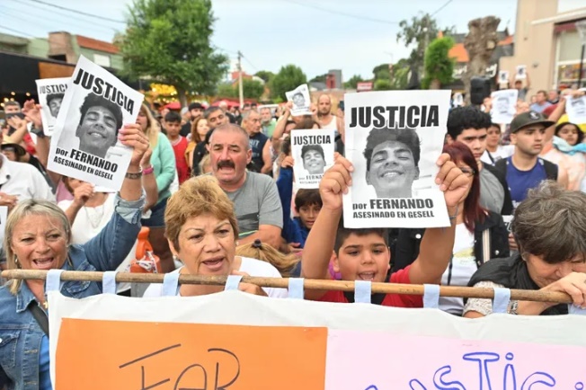 Una multitud acompañó a los padres de Fernando Báez Sosa en Dolores: "Nosotros no queremos venganza" imagen-4