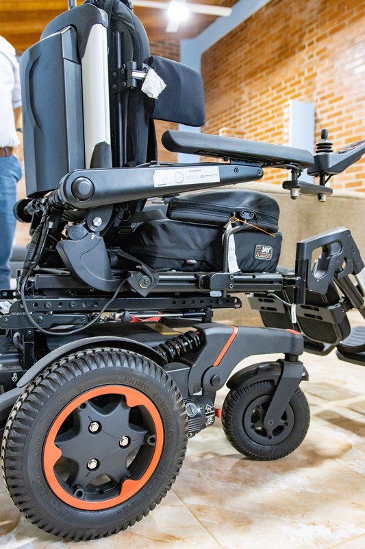 Joven de Eldorado mejora su calidad de vida al recibir una silla de ruedas motorizada imagen-4