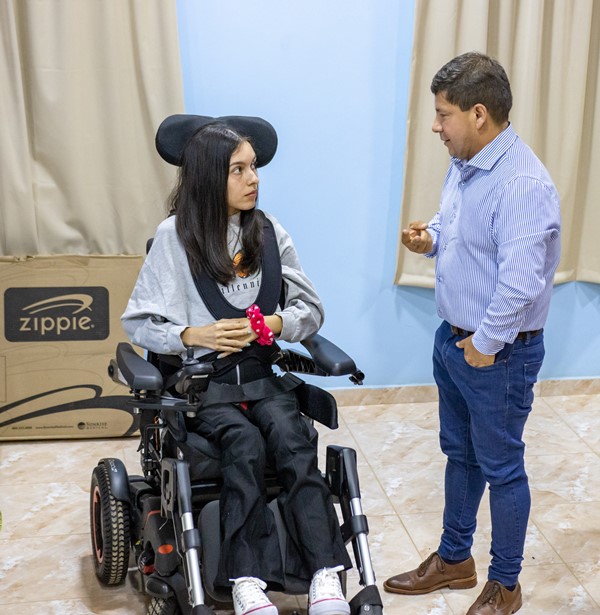 Joven de Eldorado mejora su calidad de vida al recibir una silla de ruedas motorizada imagen-2