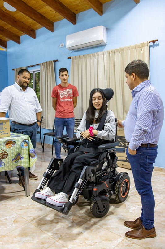 Joven de Eldorado mejora su calidad de vida al recibir una silla de ruedas motorizada imagen-10