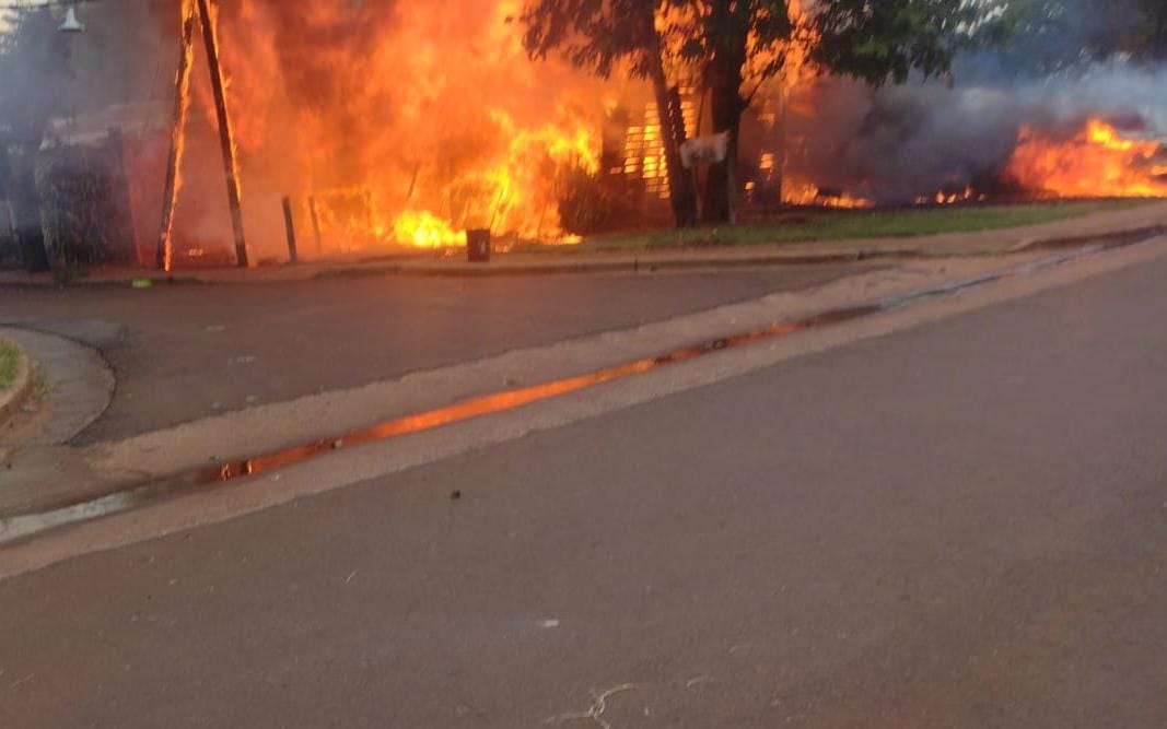 Incendio en tres viviendas y un auto, no hubo lesionados imagen-2