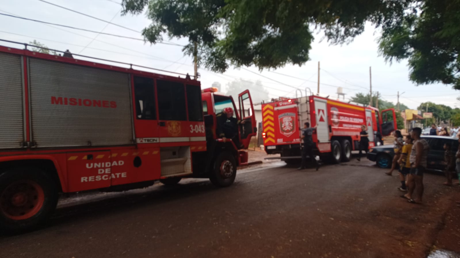 Incendio en Itaembé Miní: bomberos del lugar y vecinos trabajaron para sofocar el fuego imagen-4