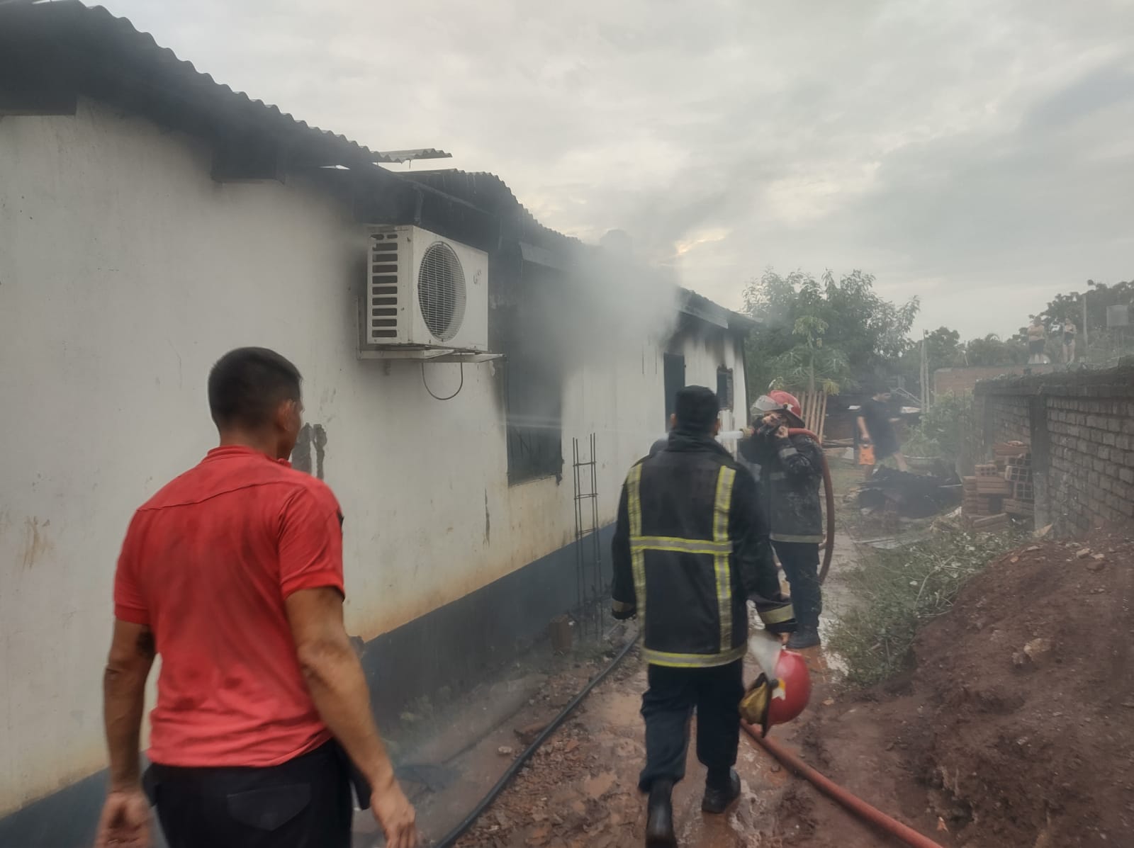 Incendio en Itaembé Miní: bomberos del lugar y vecinos trabajaron para sofocar el fuego imagen-6