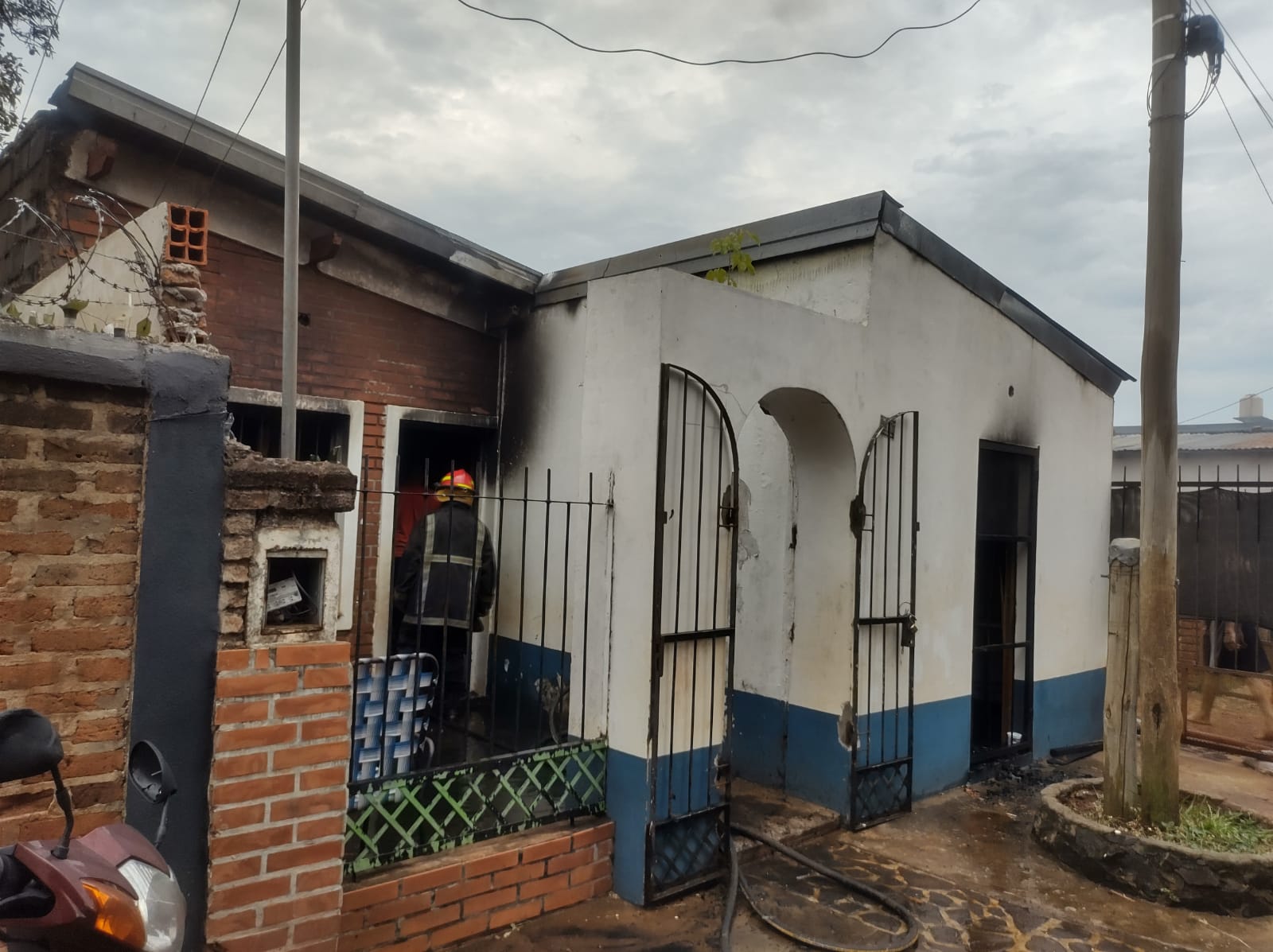 Incendio en Itaembé Miní: bomberos del lugar y vecinos trabajaron para sofocar el fuego imagen-8
