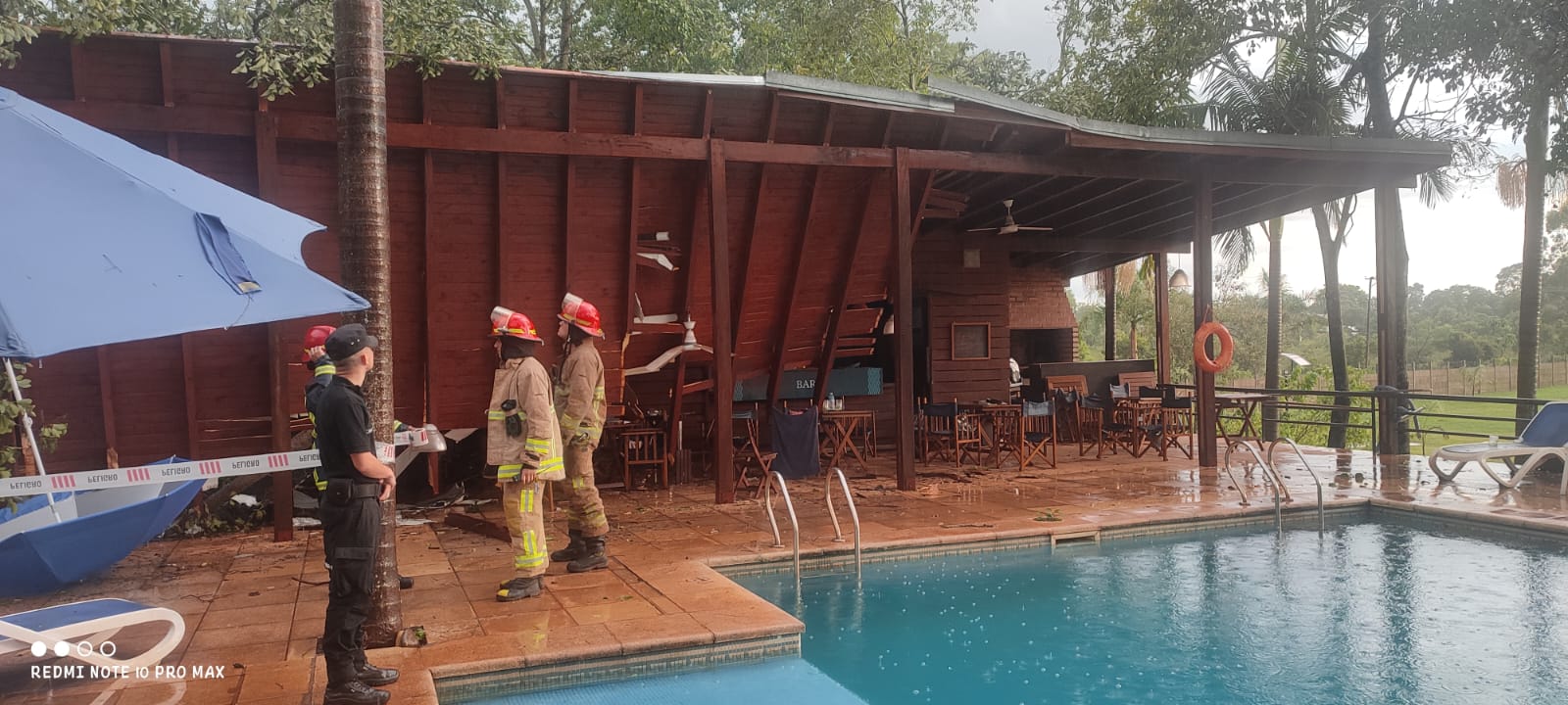 Por el temporal cayó un árbol en el predio de un reconocido hotel en Puerto Iguazú imagen-4
