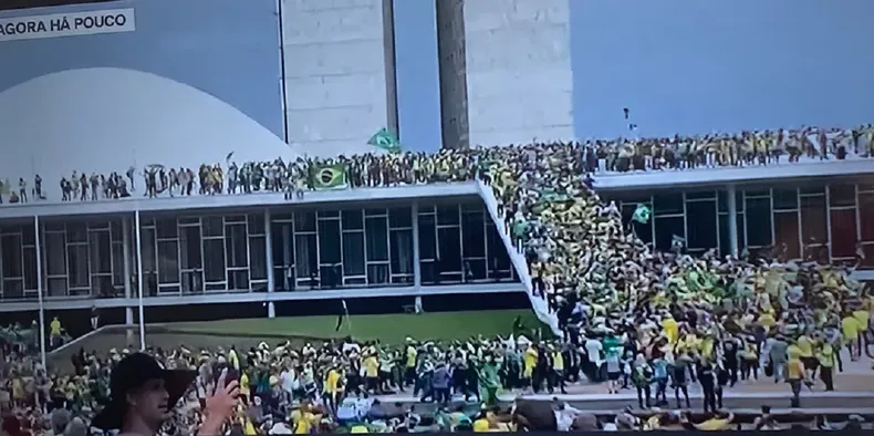Máxima tensión en Brasilia: bolsonaristas entraron y destrozaron el Congreso imagen-6
