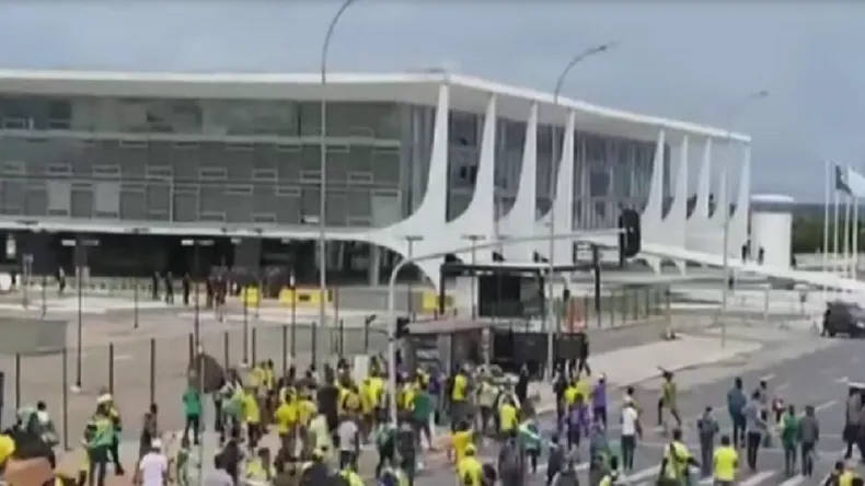 Máxima tensión en Brasilia: bolsonaristas entraron y destrozaron el Congreso imagen-2