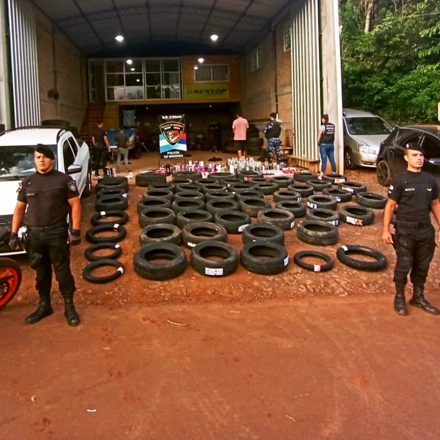 Persecución, allanamiento y millonaria mercadería de contrabando secuestrada en Oberá imagen-6