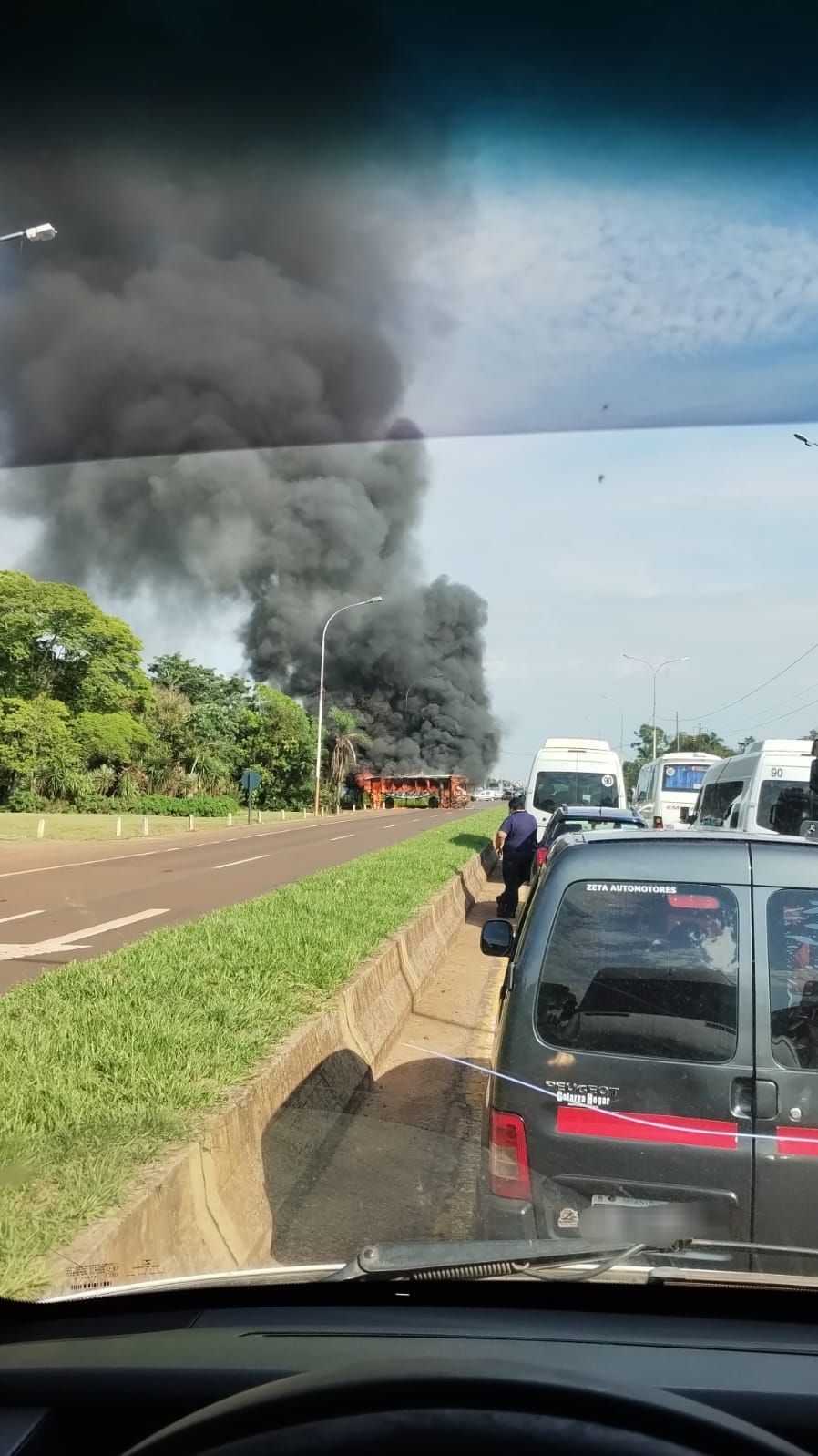 Se incendió un colectivo en Puerto Iguazú cuando transportaba pasajeros imagen-2