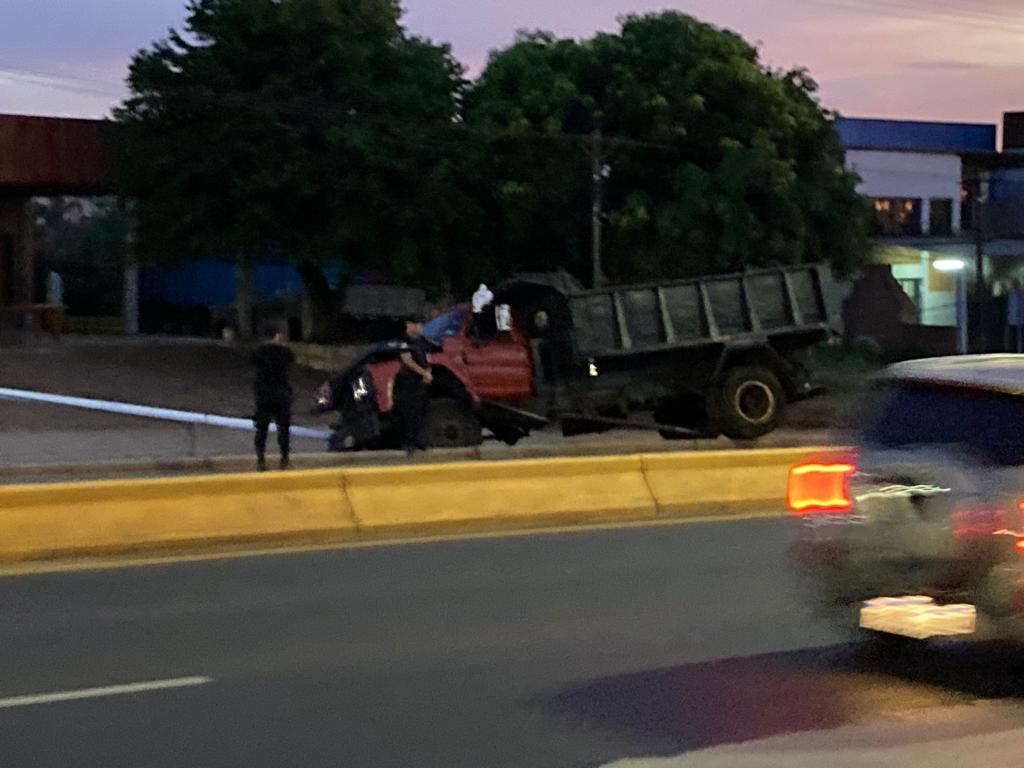 Camión despistó en la avenida Quaranta y terminó contra una poste de luz imagen-4