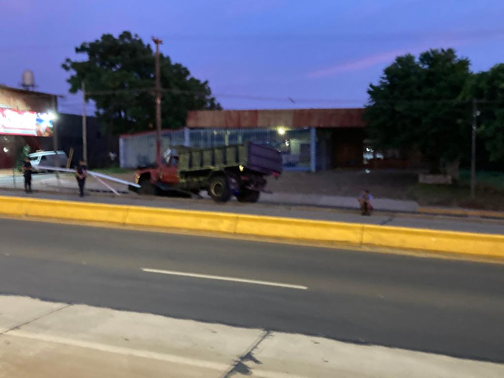 Camión despistó en la avenida Quaranta y terminó contra una poste de luz imagen-6