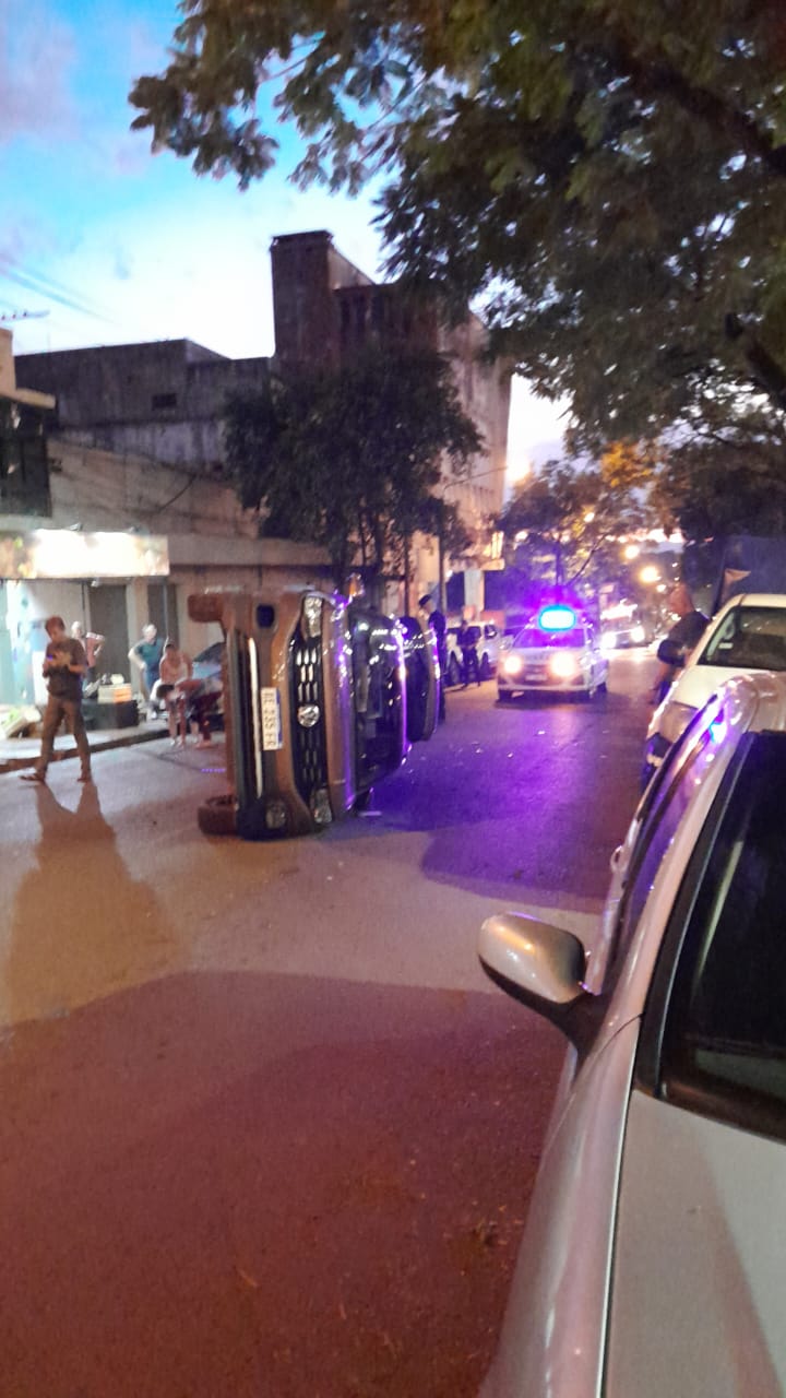 Choque y vuelco vehicular en Oberá dejó dos lesionados imagen-6