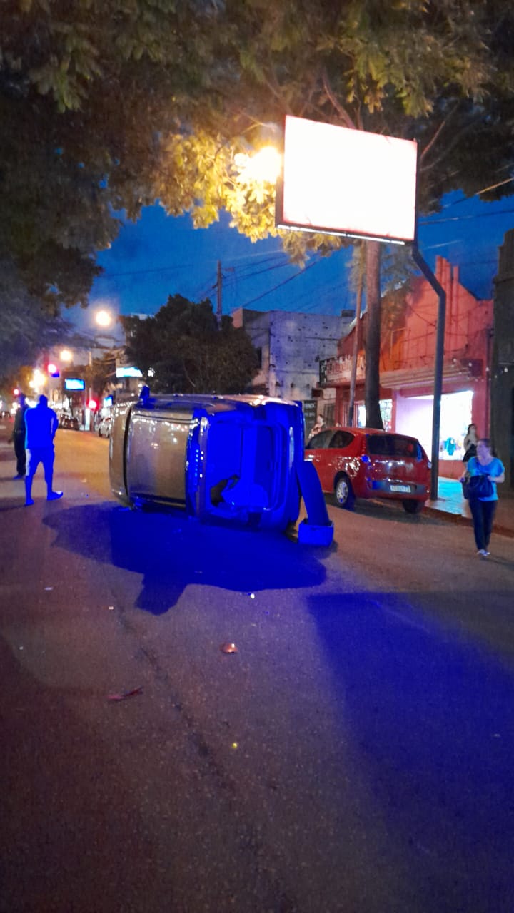 Choque y vuelco vehicular en Oberá dejó dos lesionados imagen-4