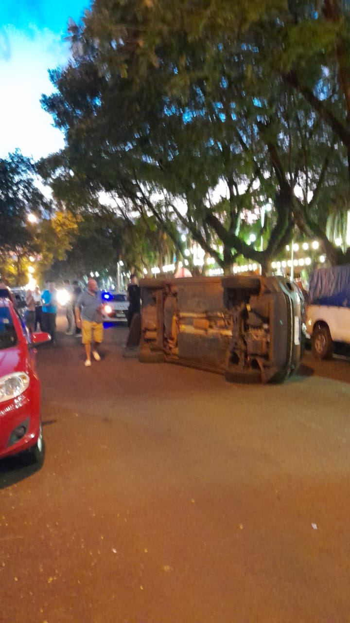 Choque y vuelco vehicular en Oberá dejó dos lesionados imagen-10