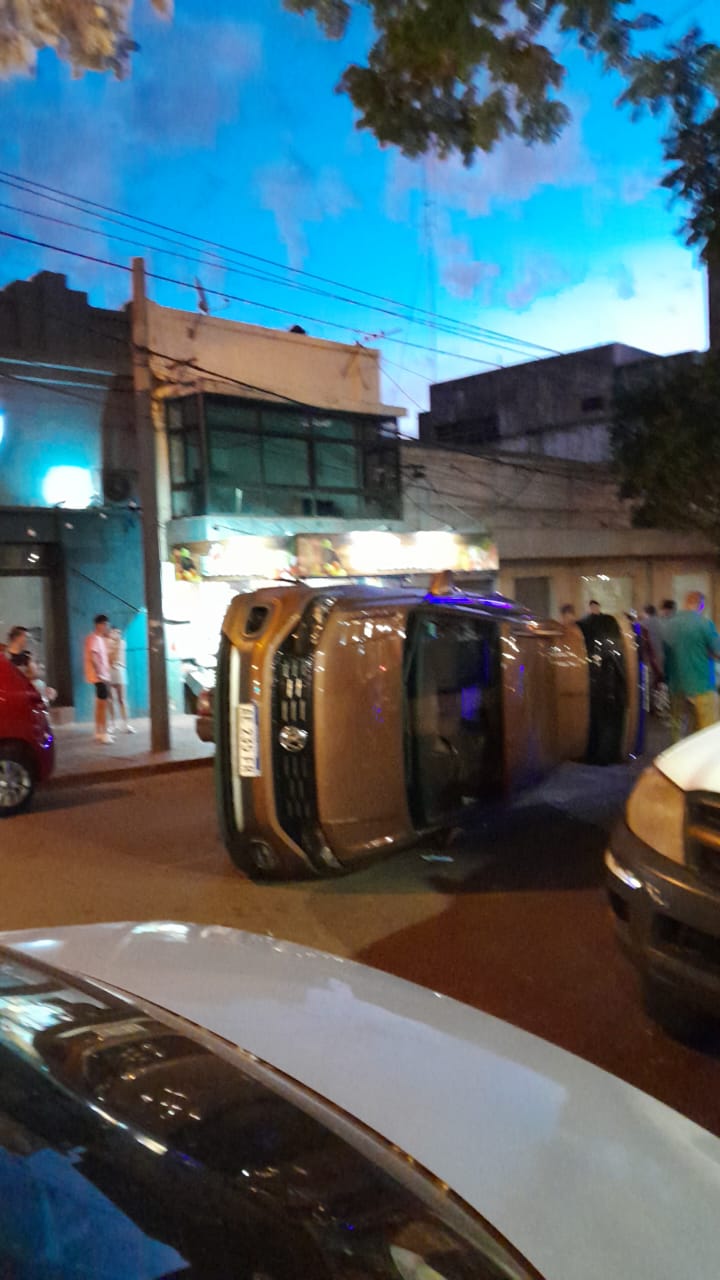 Choque y vuelco vehicular en Oberá dejó dos lesionados imagen-8