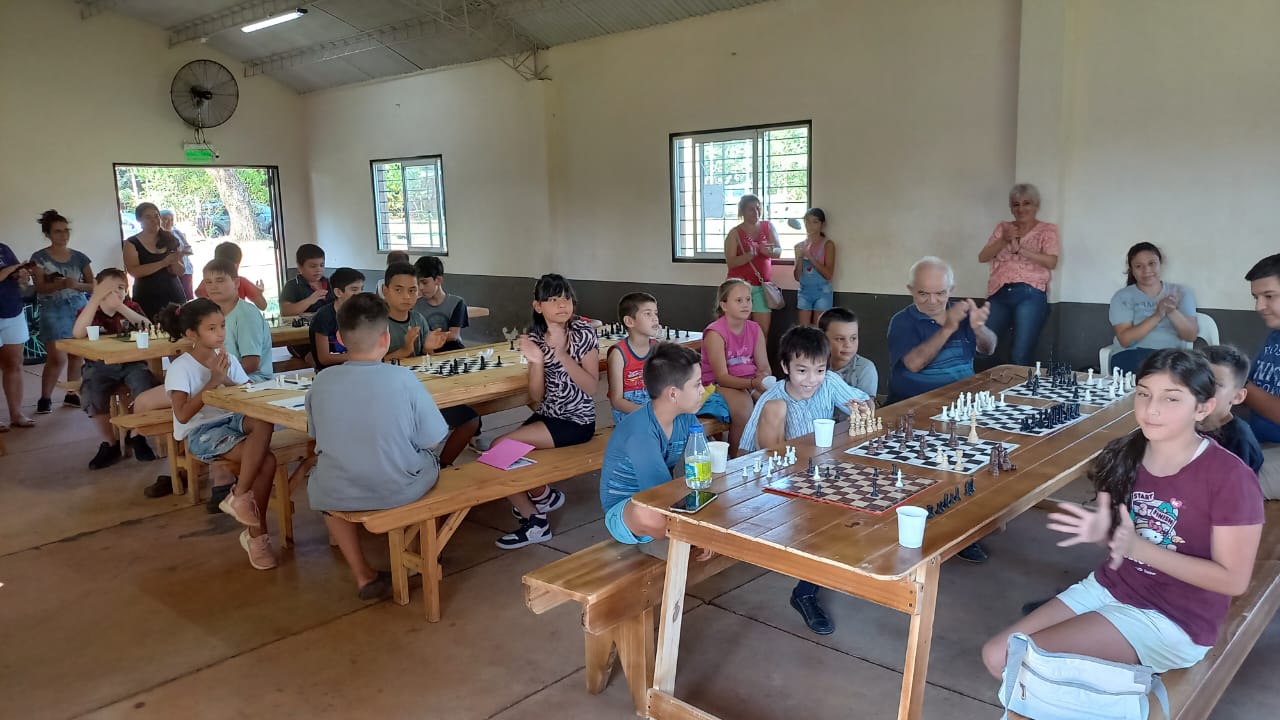 Comenzaron las clases de ajedrez a chicos y grandes del barrio Mini City imagen-2