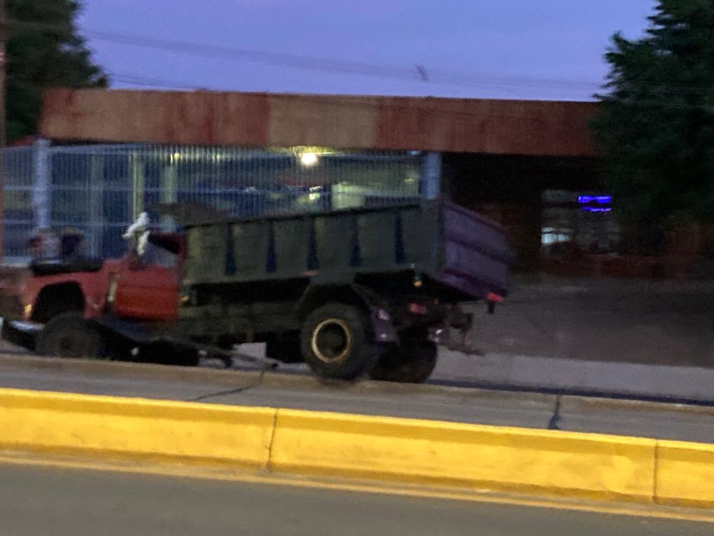 Camión despistó en la avenida Quaranta y terminó contra una poste de luz imagen-2