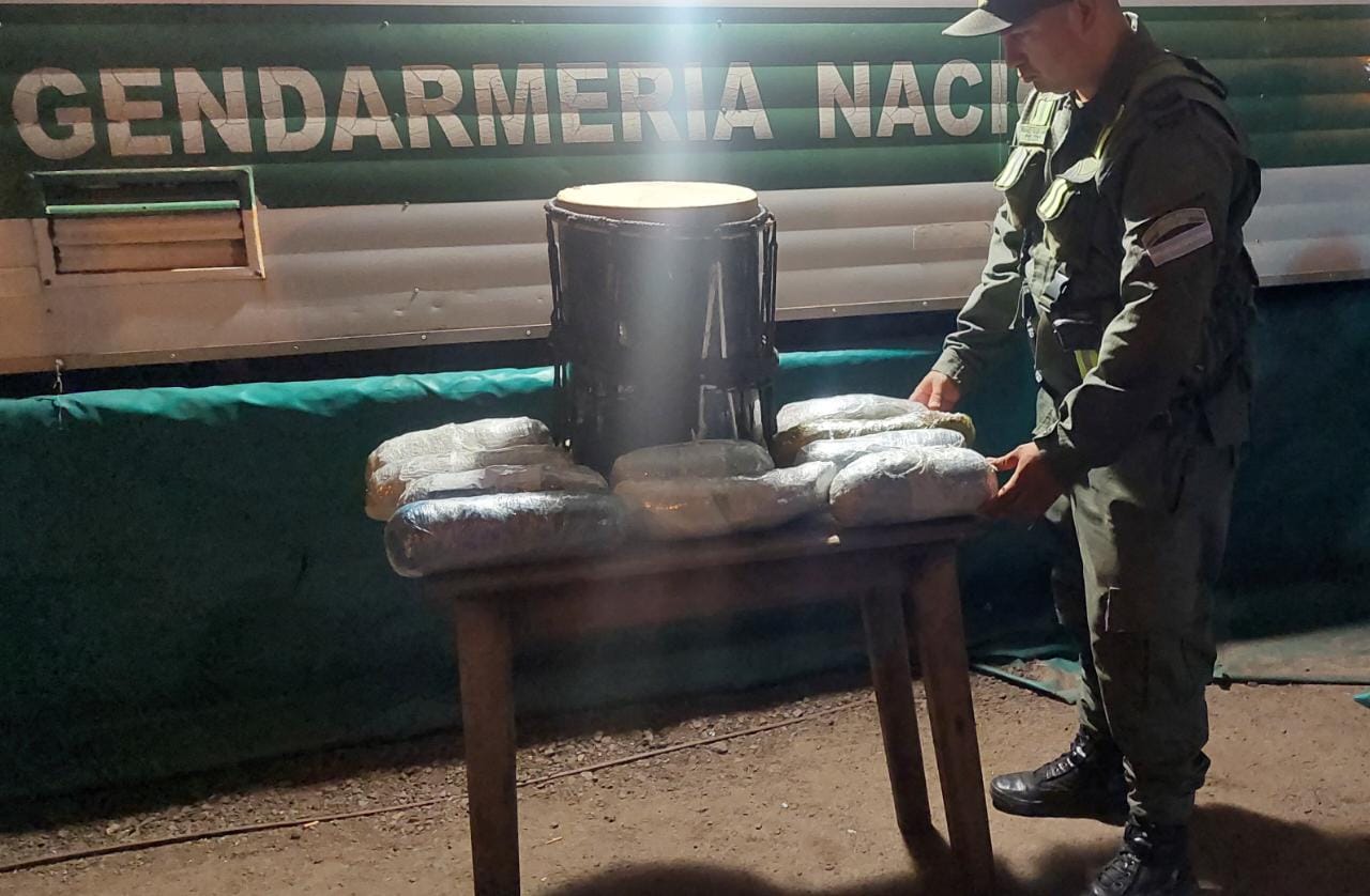 Gendarmería: detectaron a un pasajero ocultaba 5 kilos de marihuana dentro de dos bombos imagen-4