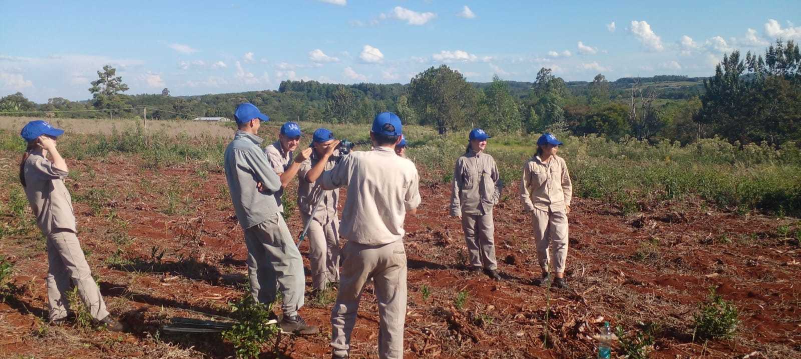 Brindan capacitación para evitar erosión y retener el agua a productores y alumnos de una IEA en una chacra misionera imagen-2