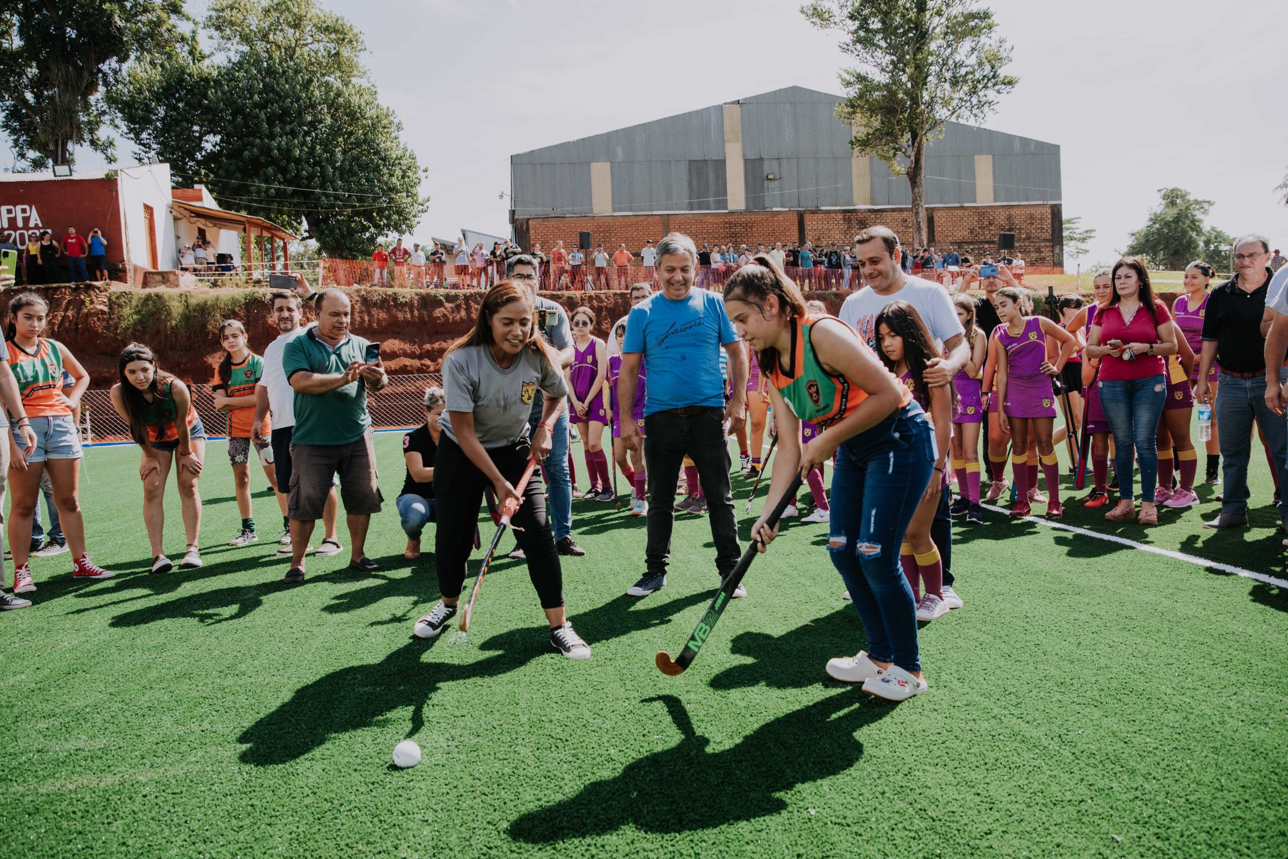 Al inaugurar en Puerto Iguazú la primera cancha de hockey sobre césped sintético, el Gobernador destacó la inversión en obras viales, salud, educación y el deporte imagen-6