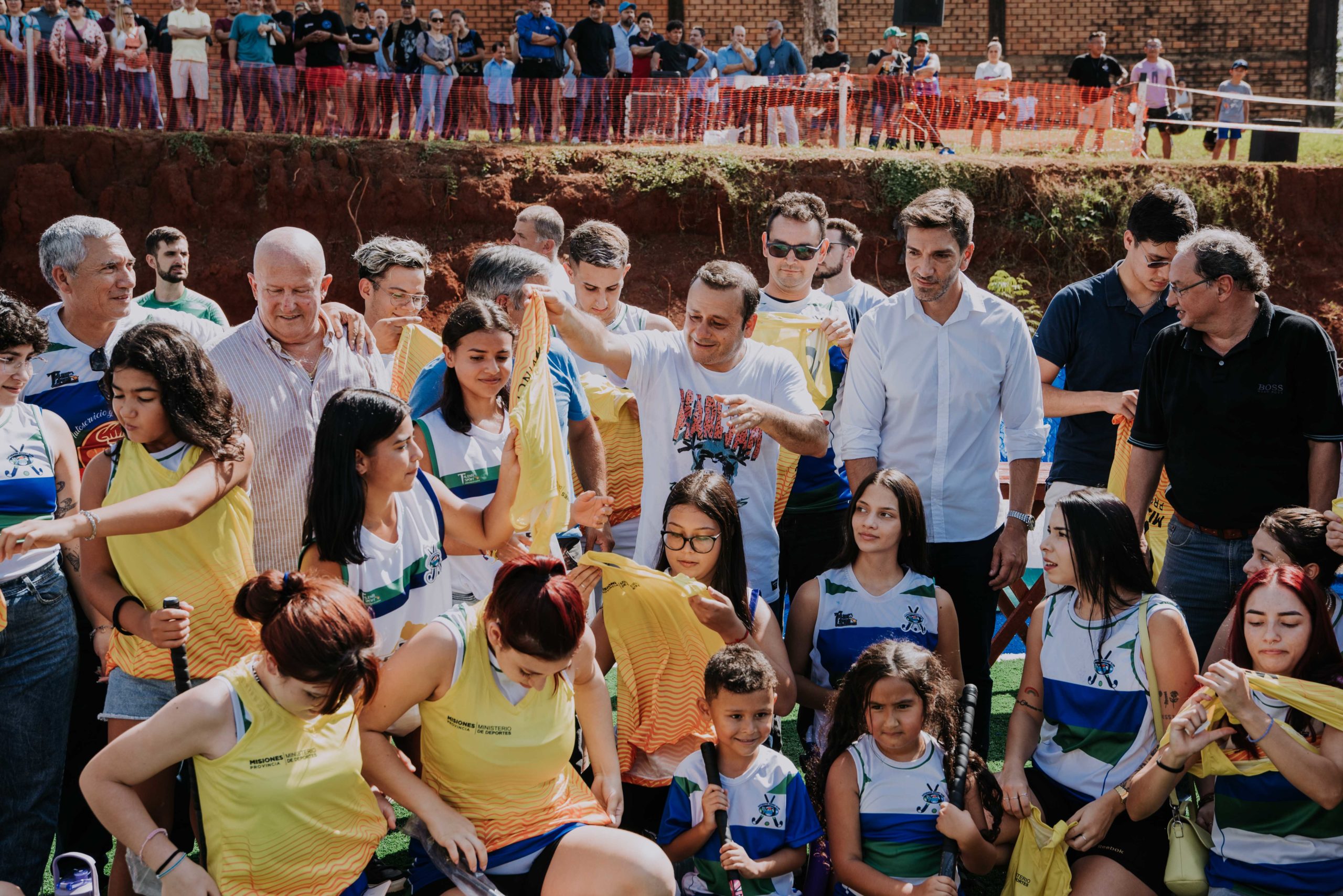 Al inaugurar en Puerto Iguazú la primera cancha de hockey sobre césped sintético, el Gobernador destacó la inversión en obras viales, salud, educación y el deporte imagen-8