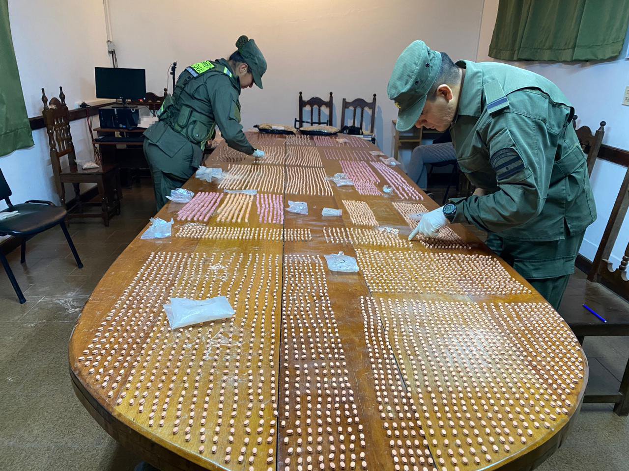 Detienen a una mujer que trasladaba 20.655 pastillas de éxtasis y 4 kilos de cocaína entre sus pertenencias imagen-4