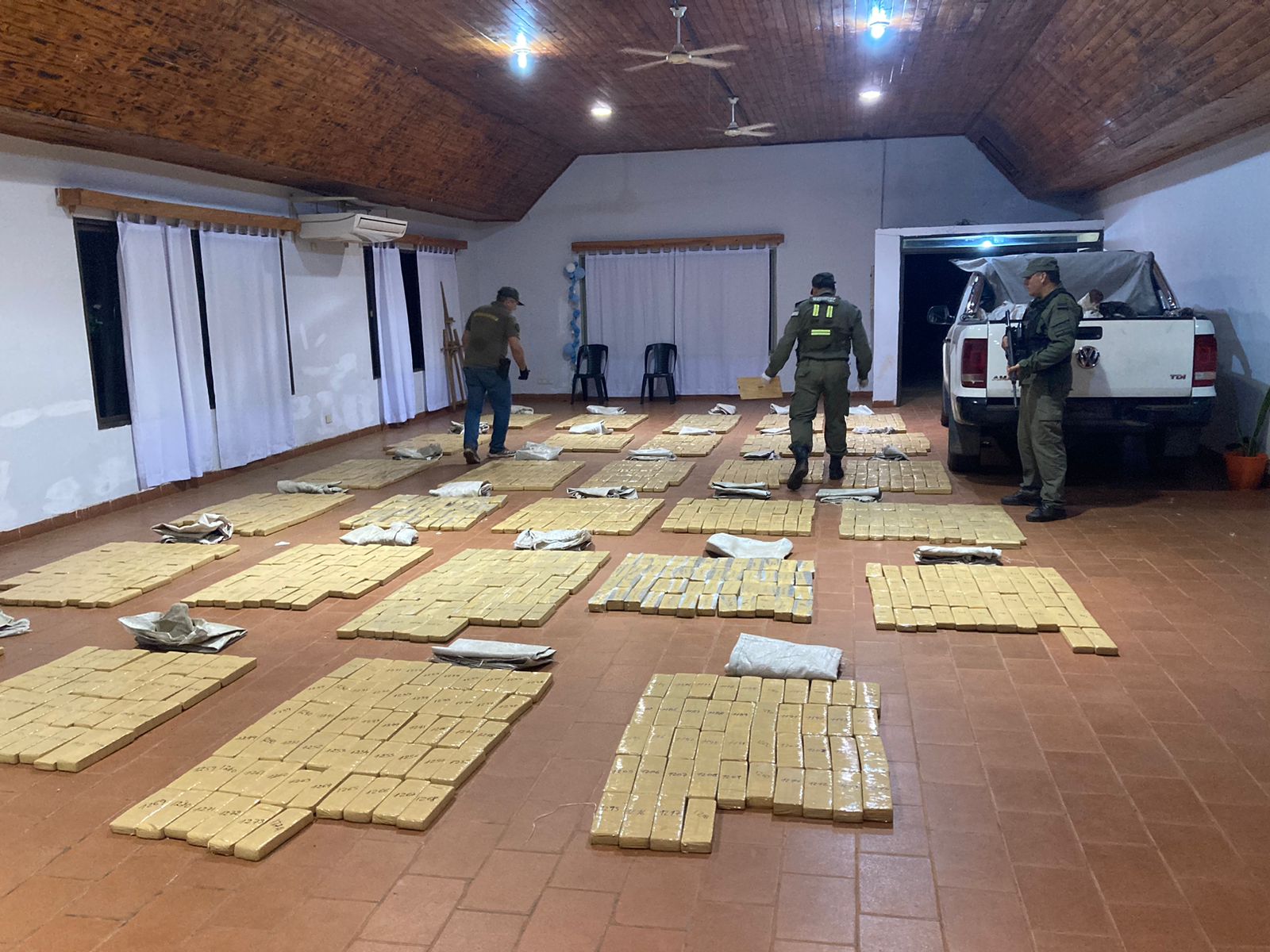 Gendarmería: detuvieron a un hombre que evadió un control vial y hallaron una tonelada de marihuana imagen-4