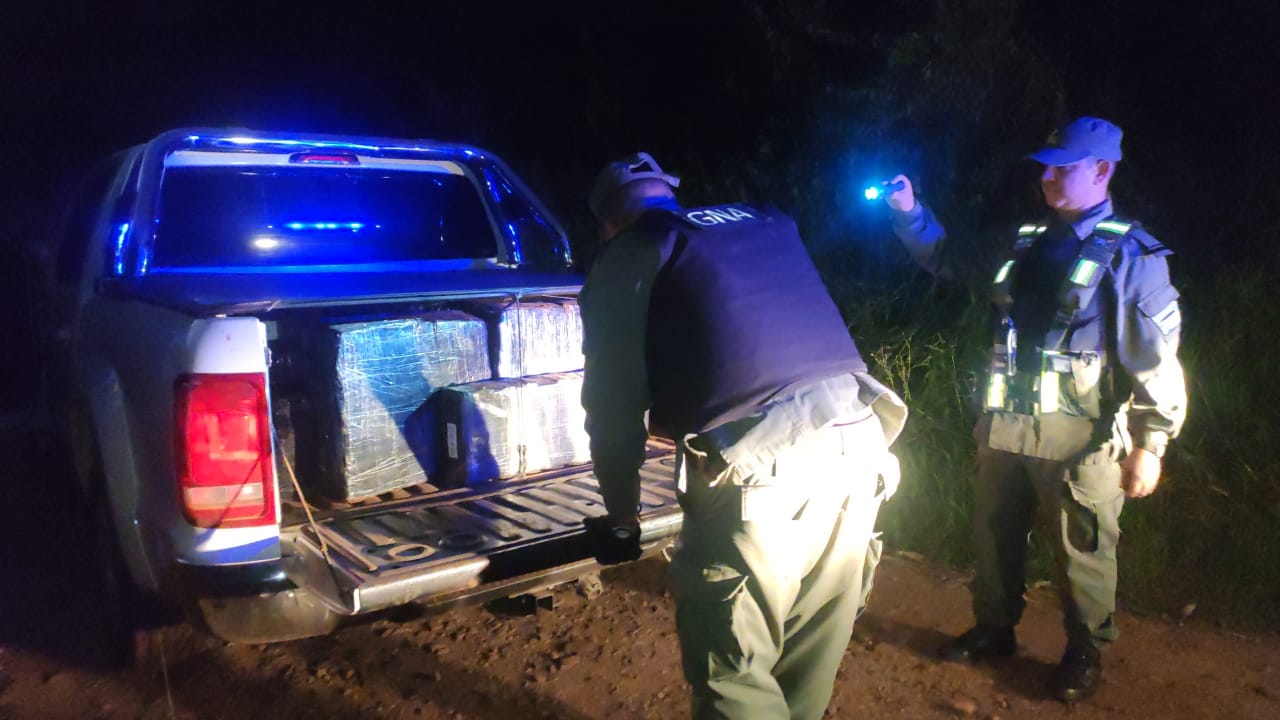 Secuestran camioneta abandonada con más de 1.200 kilos de marihuana imagen-2