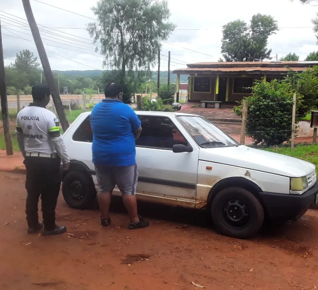 Mega operativos: detuvieron a tres personas, secuestraron un auto robado e incautaron 150 gruesas de cigarrillos de contrabando imagen-2