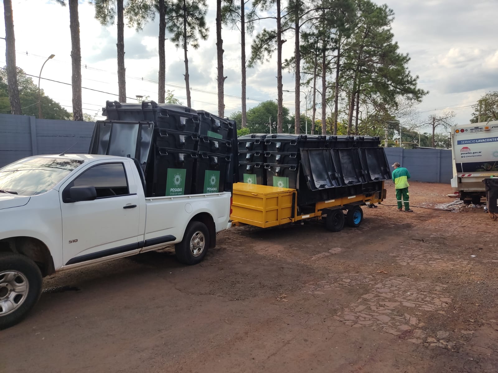 Colocaron más de 50 contenedores de residuos en Itaembé Miní imagen-2