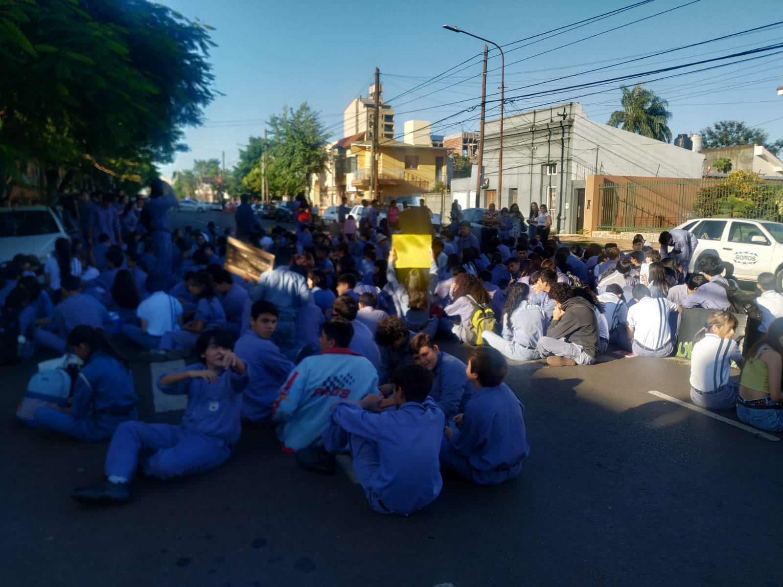Alumnos de la Epet 1 realizaron una "sentada" frente al establecimiento escolar en reclamo por las "malas condiciones de estudios" imagen-6