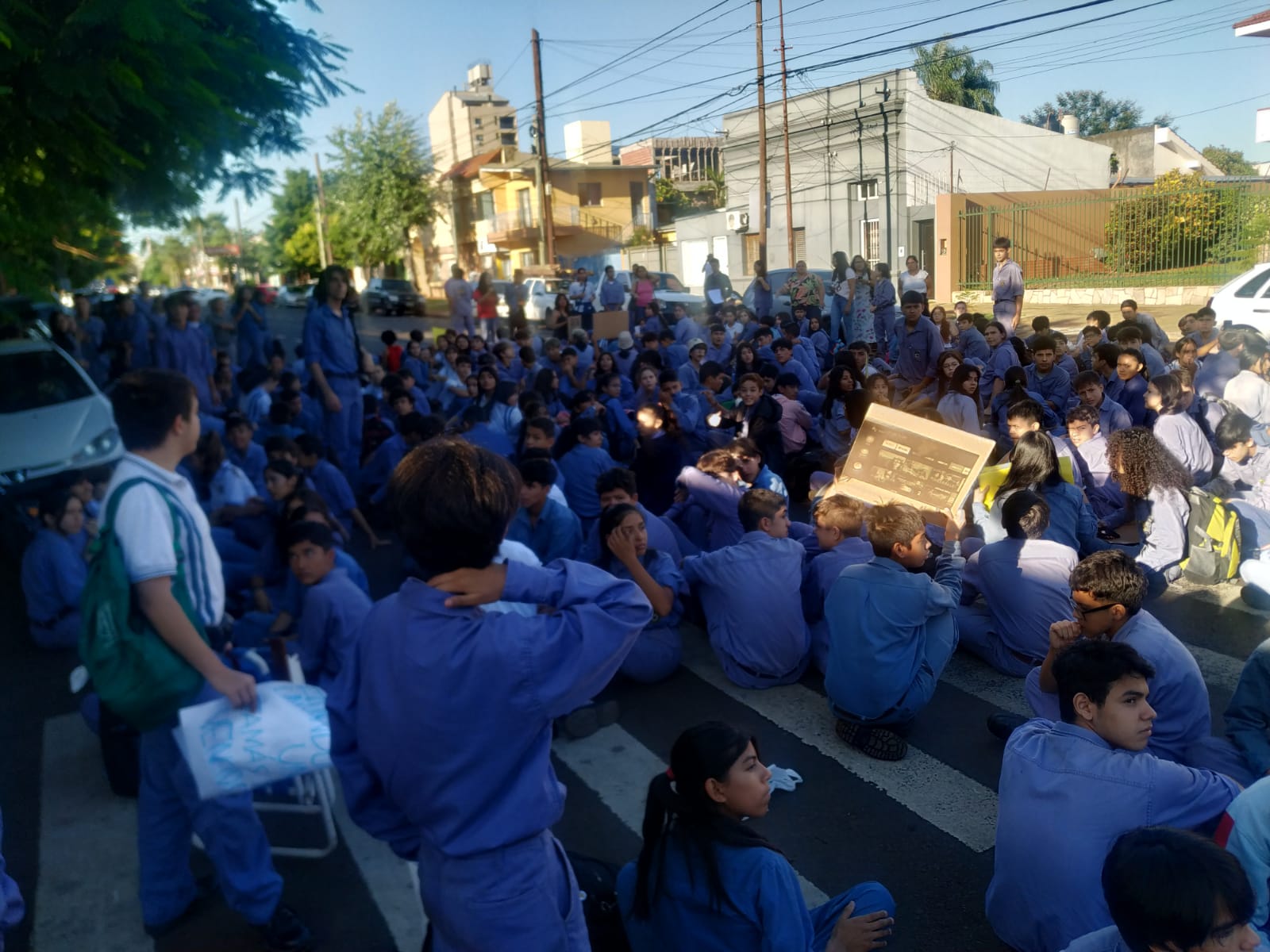Alumnos de la Epet 1 realizaron una "sentada" frente al establecimiento escolar en reclamo por las "malas condiciones de estudios" imagen-14