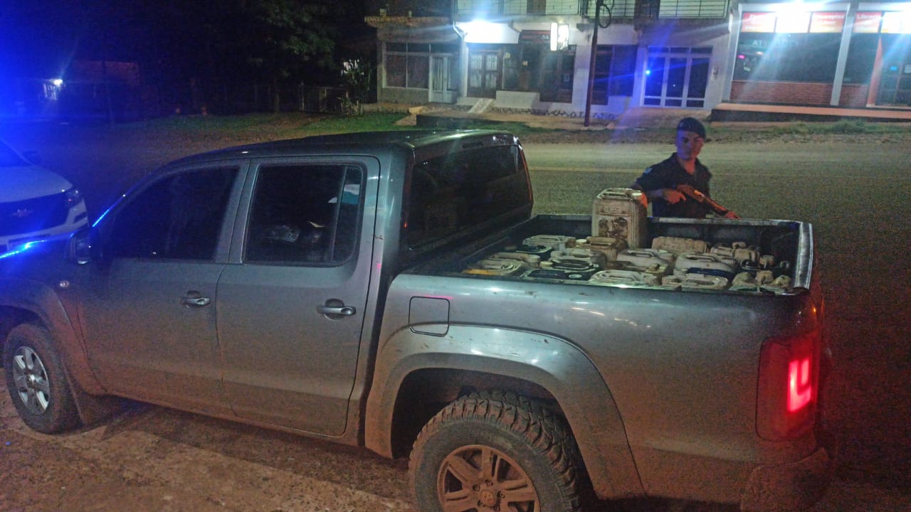 En un control preventivo incautaron una camioneta robada en Buenos Aires cargada con 26 bidones para combustible imagen-2
