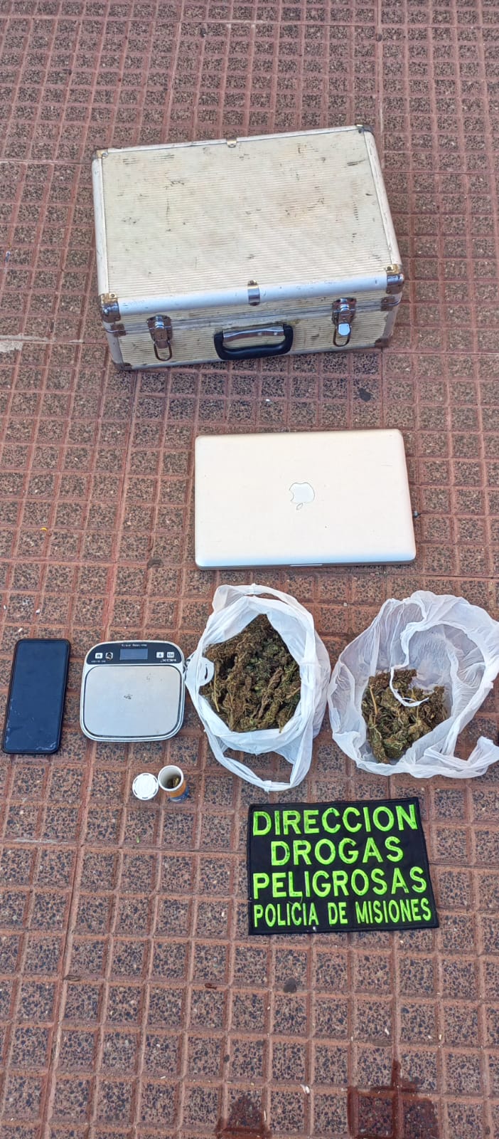 Agentes antinarcóticos atraparon a dos jóvenes con 110 dosis de marihuana en Montecarlo imagen-6