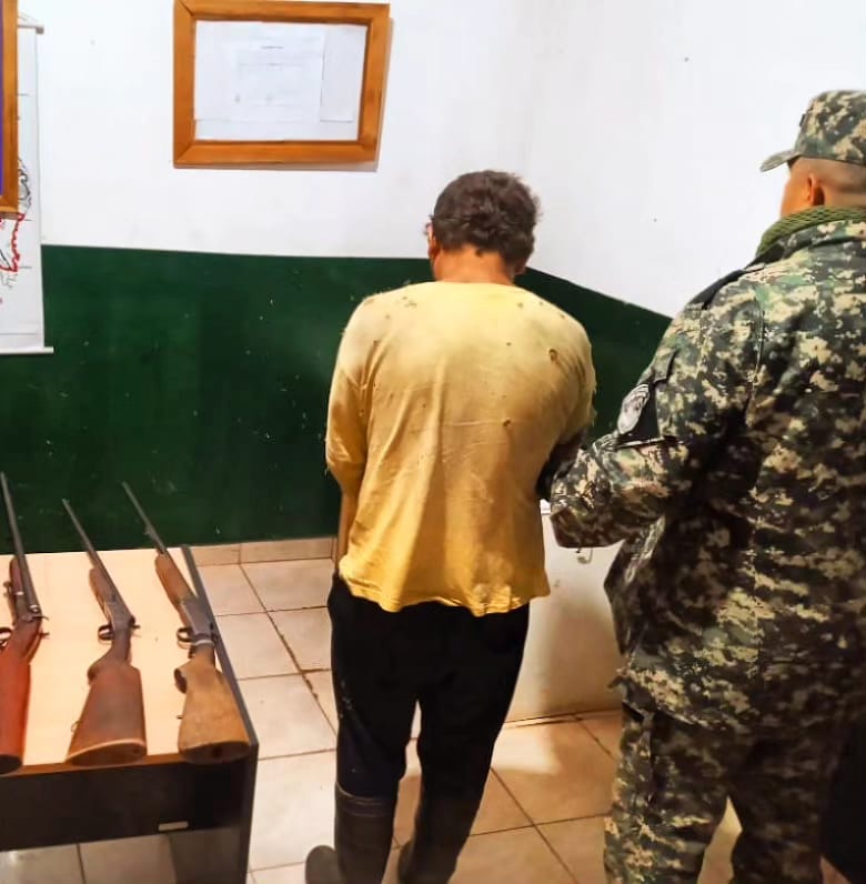 Parque Urugua-í: en campamento descubrieron un arsenal de armas, trampas y animales silvestres faenados, un cazador fue detenido imagen-6
