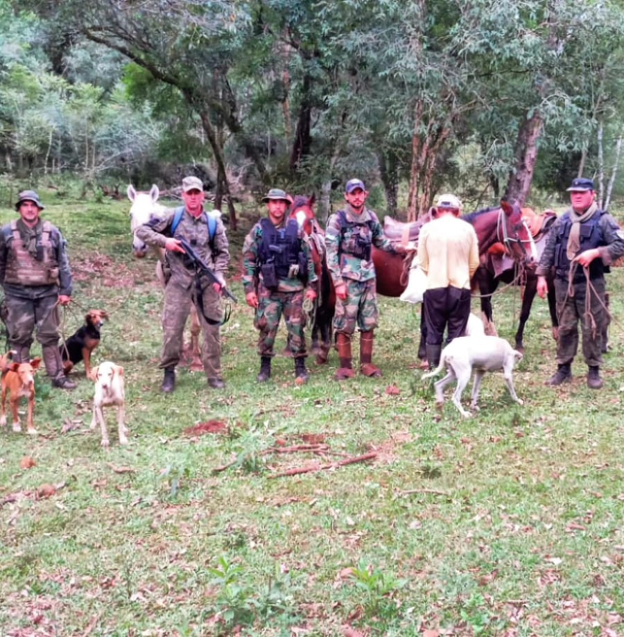 Parque Urugua-í: en campamento descubrieron un arsenal de armas, trampas y animales silvestres faenados, un cazador fue detenido imagen-2
