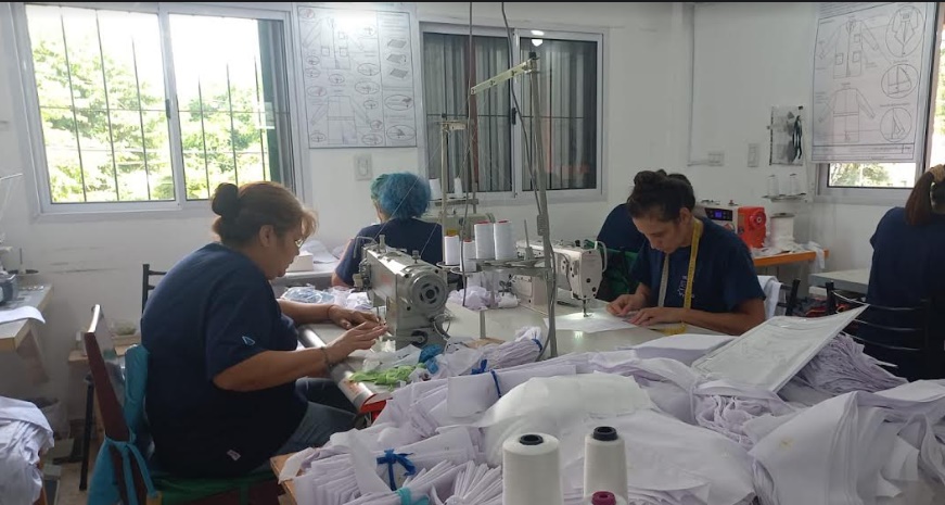 Textil misionera avanza la fabricación de guardapolvos para sectores vulnerables imagen-2